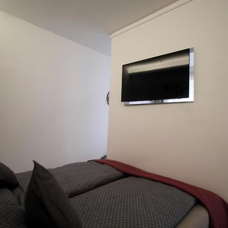 Modern Studio A Belvaros Koezepen Parkoloval- Kata Studioapartman Γκιόρ Εξωτερικό φωτογραφία