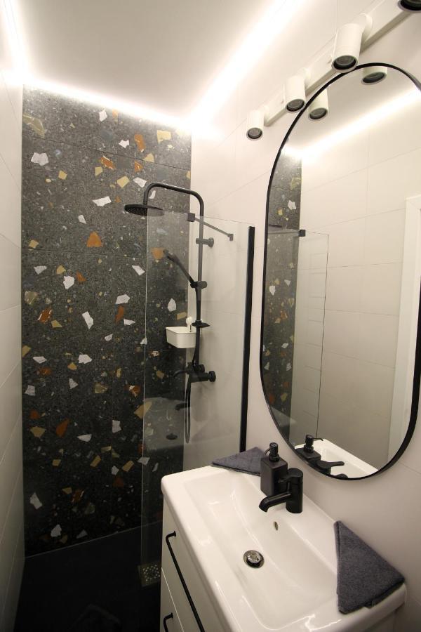 Modern Studio A Belvaros Koezepen Parkoloval- Kata Studioapartman Γκιόρ Εξωτερικό φωτογραφία
