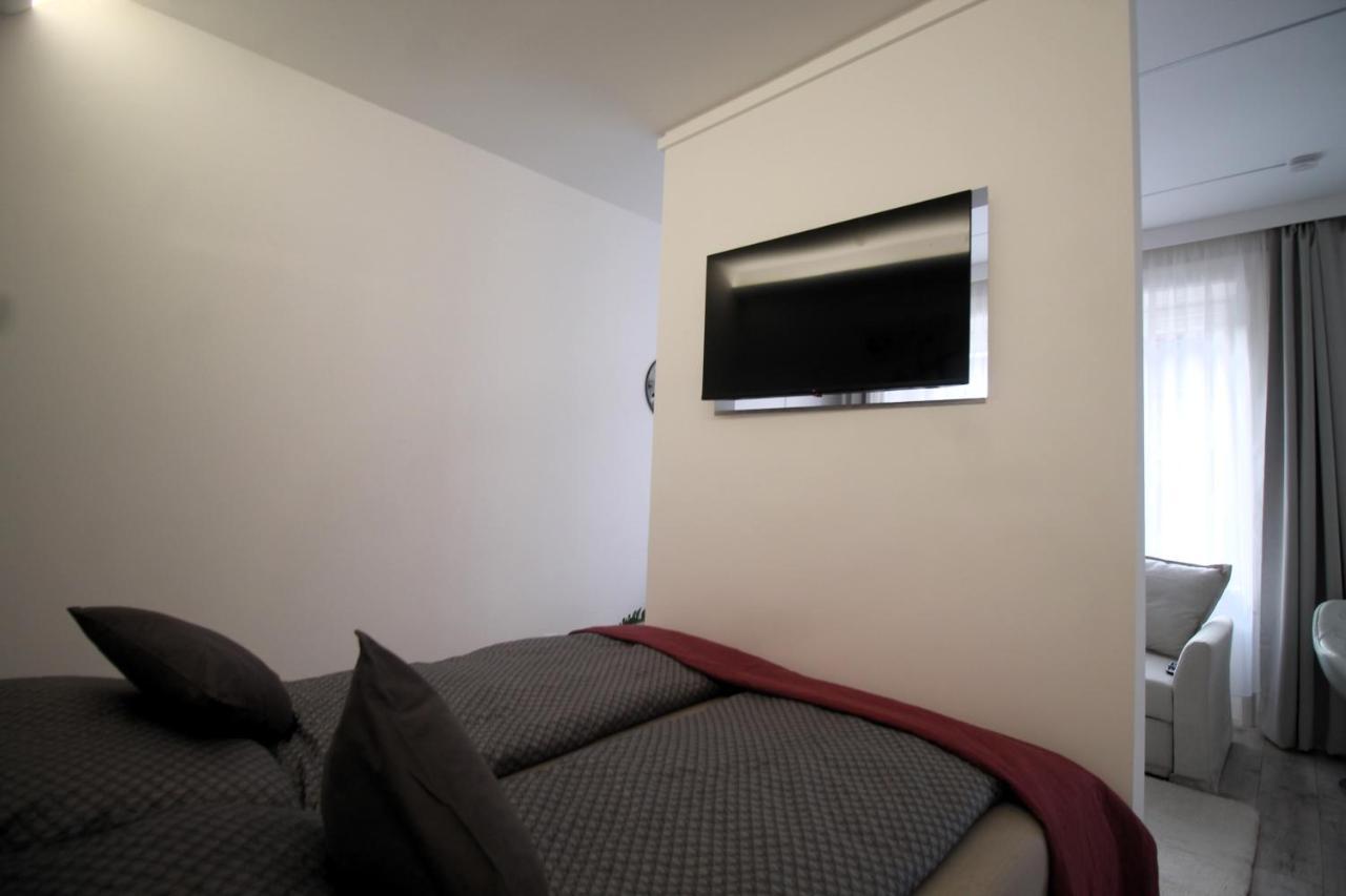 Modern Studio A Belvaros Koezepen Parkoloval- Kata Studioapartman Γκιόρ Εξωτερικό φωτογραφία
