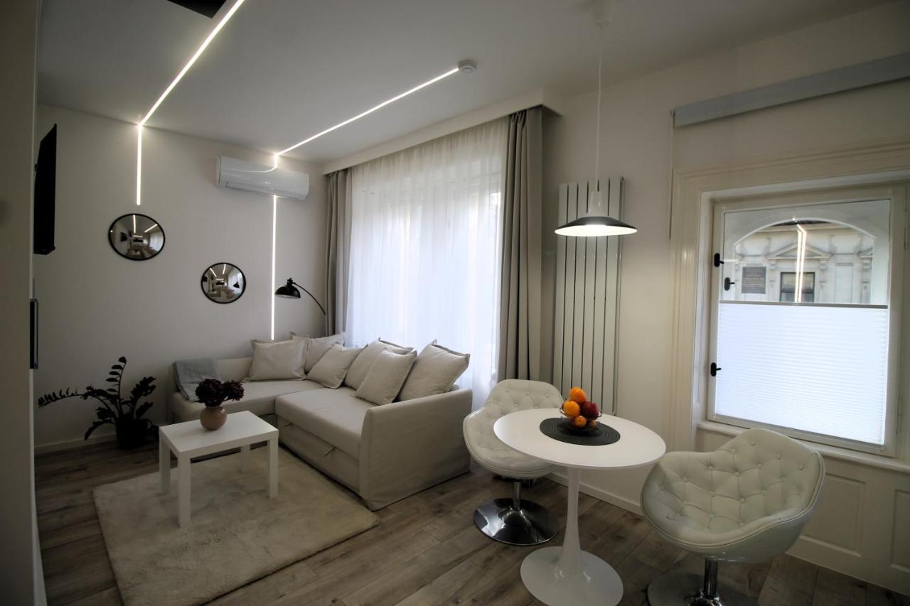 Modern Studio A Belvaros Koezepen Parkoloval- Kata Studioapartman Γκιόρ Εξωτερικό φωτογραφία