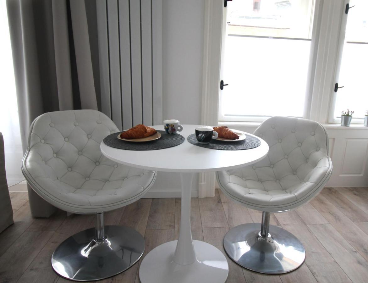 Modern Studio A Belvaros Koezepen Parkoloval- Kata Studioapartman Γκιόρ Εξωτερικό φωτογραφία