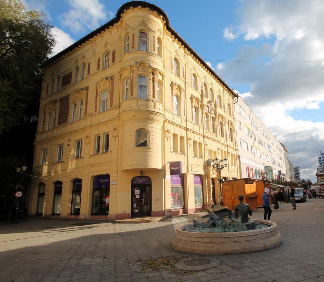 Modern Studio A Belvaros Koezepen Parkoloval- Kata Studioapartman Γκιόρ Εξωτερικό φωτογραφία