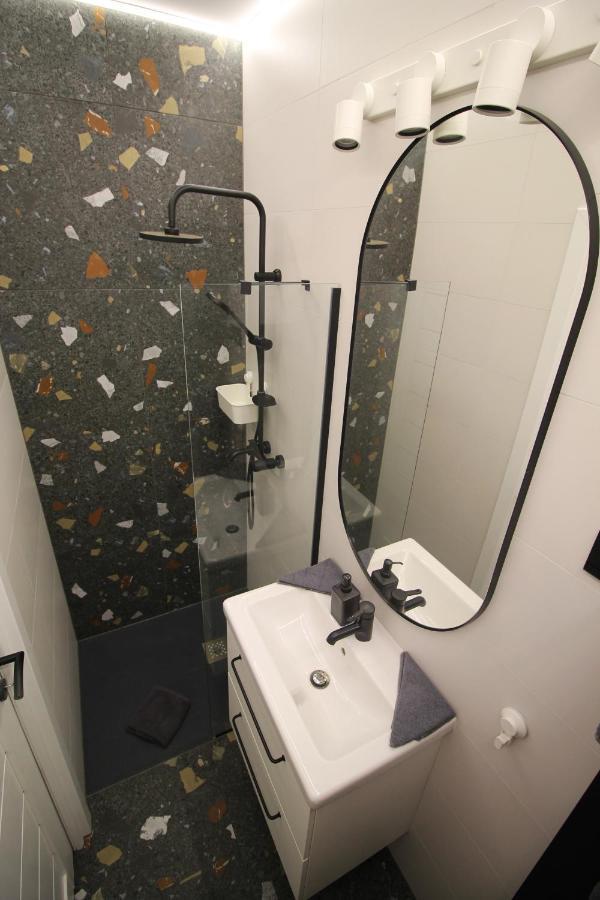 Modern Studio A Belvaros Koezepen Parkoloval- Kata Studioapartman Γκιόρ Εξωτερικό φωτογραφία