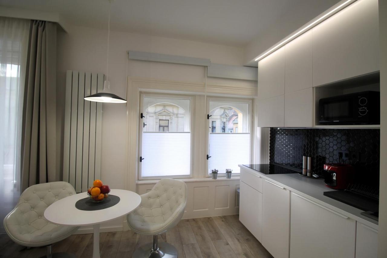 Modern Studio A Belvaros Koezepen Parkoloval- Kata Studioapartman Γκιόρ Εξωτερικό φωτογραφία