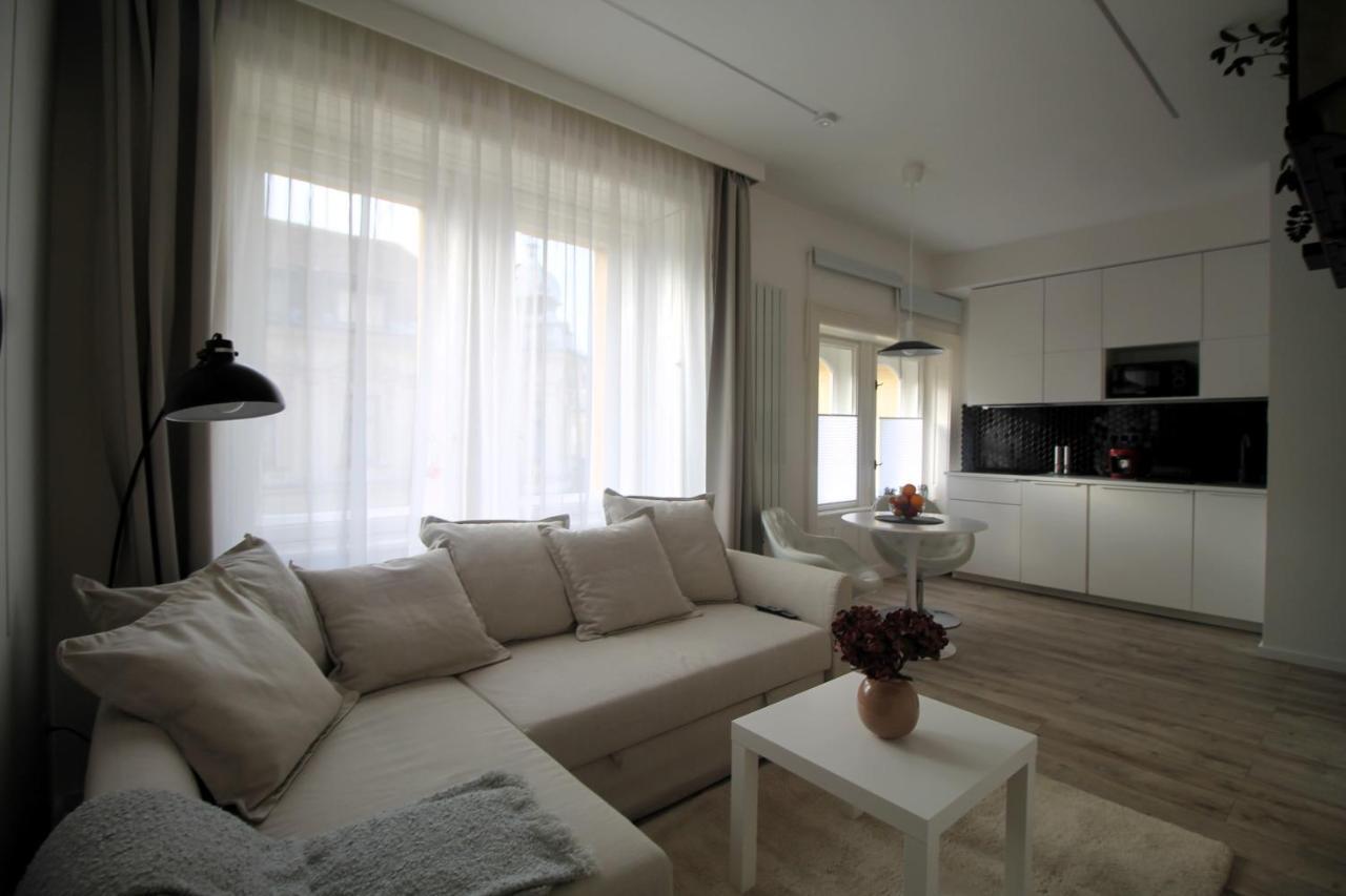 Modern Studio A Belvaros Koezepen Parkoloval- Kata Studioapartman Γκιόρ Εξωτερικό φωτογραφία