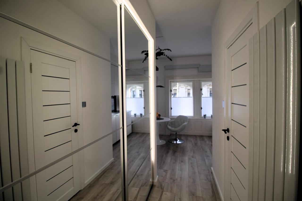 Modern Studio A Belvaros Koezepen Parkoloval- Kata Studioapartman Γκιόρ Εξωτερικό φωτογραφία