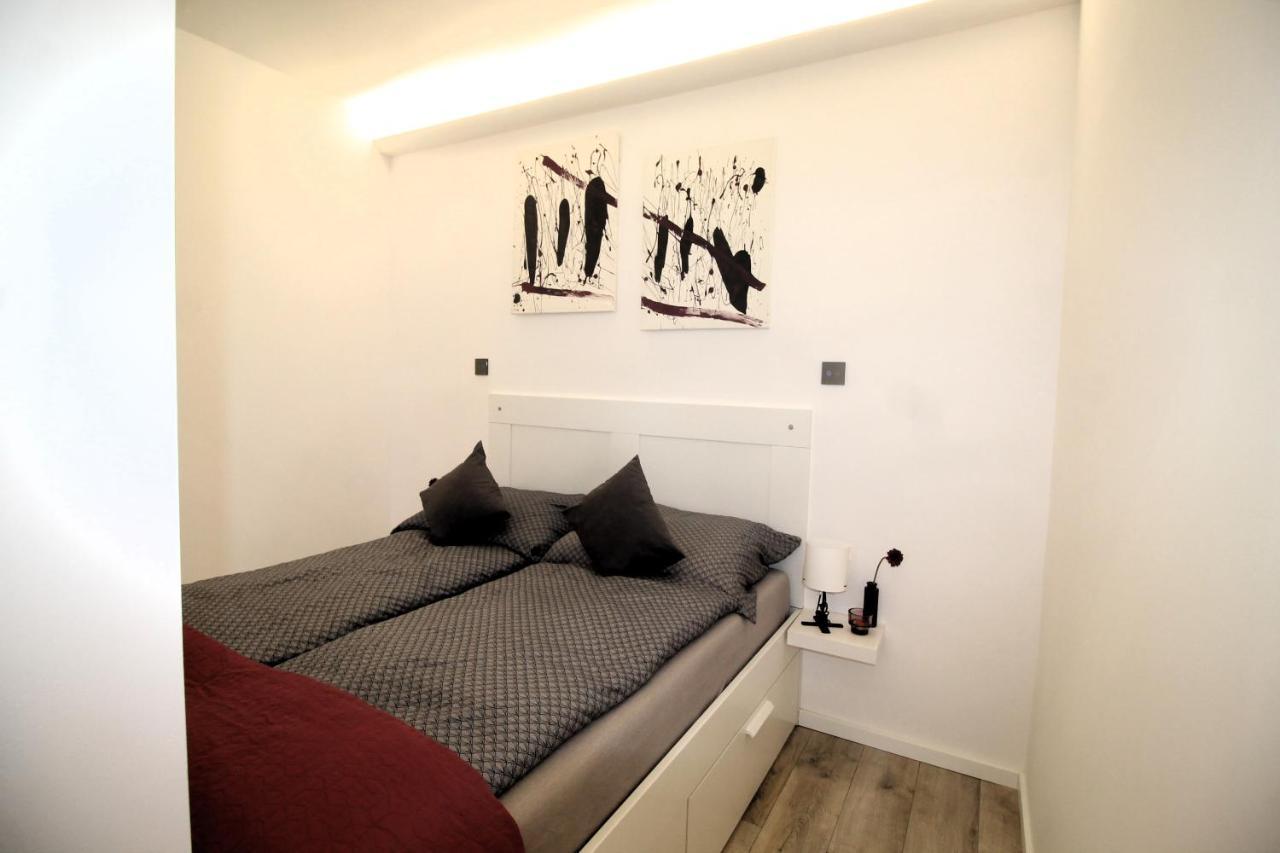Modern Studio A Belvaros Koezepen Parkoloval- Kata Studioapartman Γκιόρ Εξωτερικό φωτογραφία